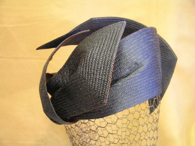 Nel Tip handgemaakte hoed - doorgestikt zuiver zijde, grijsblauw
